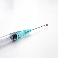 Nadel mit Bluttropfen